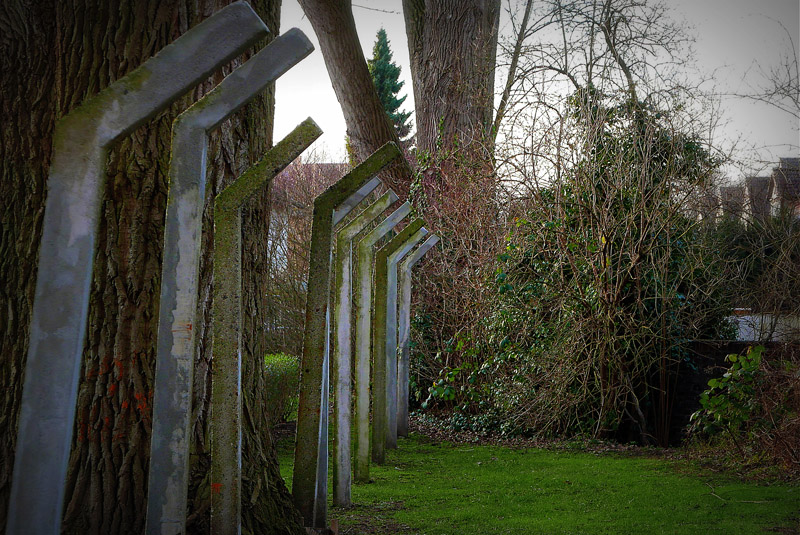 Stelen am Erinnerungsort des ehemaligen KZ-Außenlagers Buchenwald in Witten-Annen